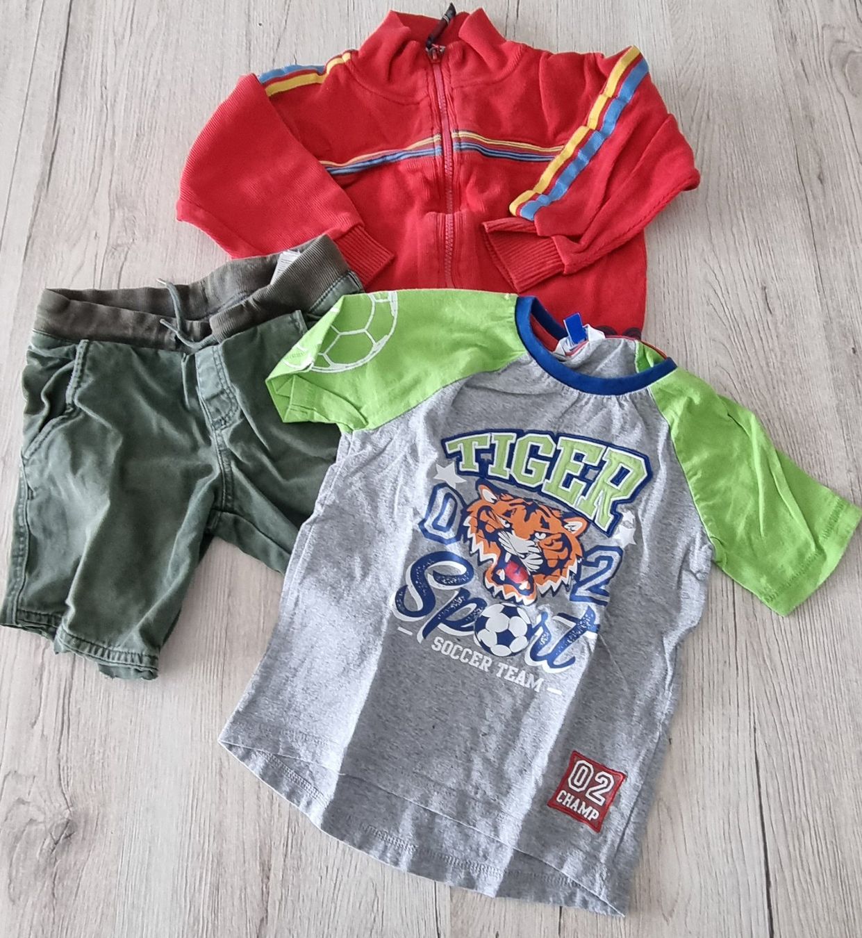 Lotti & Set di vestiti: Jungen Kleiderpaket gr.104 – Usato da Grossdietwil venduto da GNOM313 3