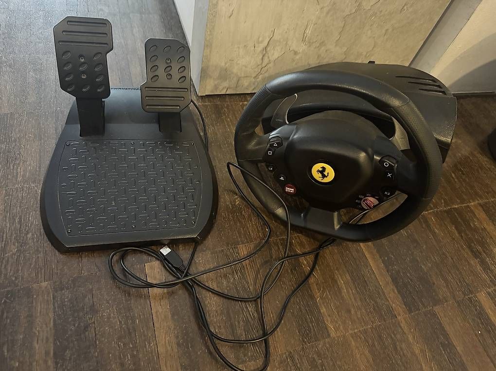 Thrustmaster Manettes: Thrustmaster Ferrari Gaming Lenkrad mit Pedalen – D'occasion à Oberglatt ZH par lia_2jy2 1