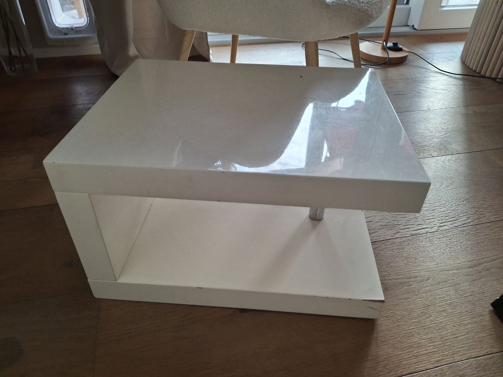Tische: Weisser Design Couchtisch, guter Zustand, 40x50x30cm – Gebraucht aus Cham von Girasol3