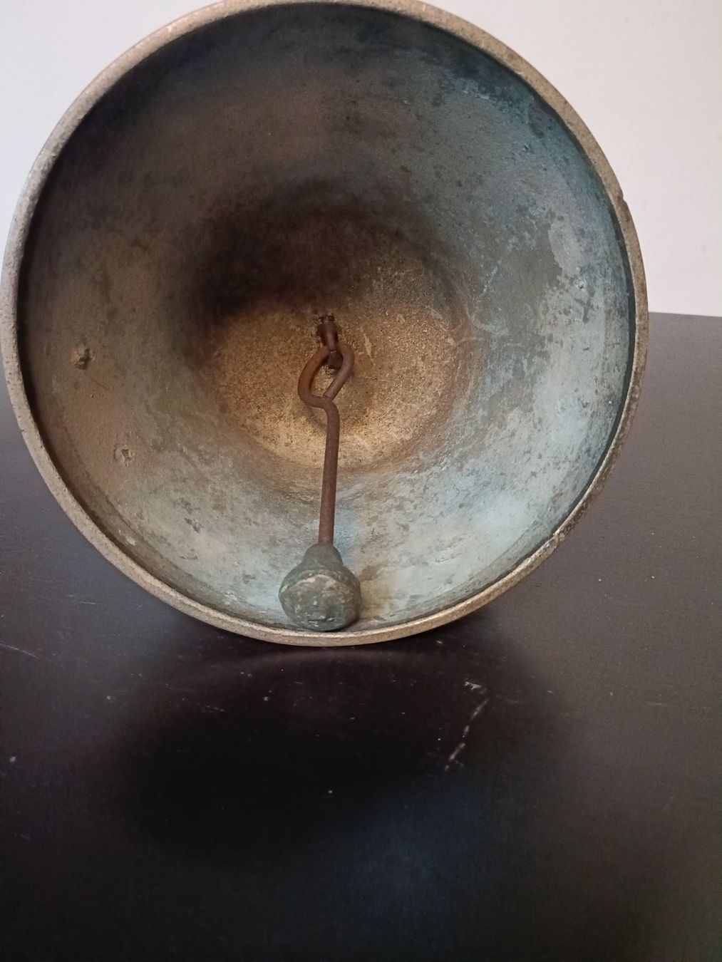 Campanacci mucche: Alte Glocke mit Schweizer Kreuz. – Usato da Däniken SO venduto da Osysseas 9