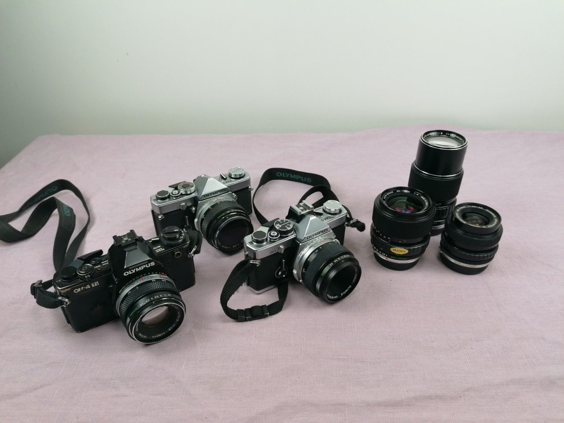 Olympus Kamera: Set Olympus analog Kameras / Objektive – Gebraucht aus Köniz von Brockenreich