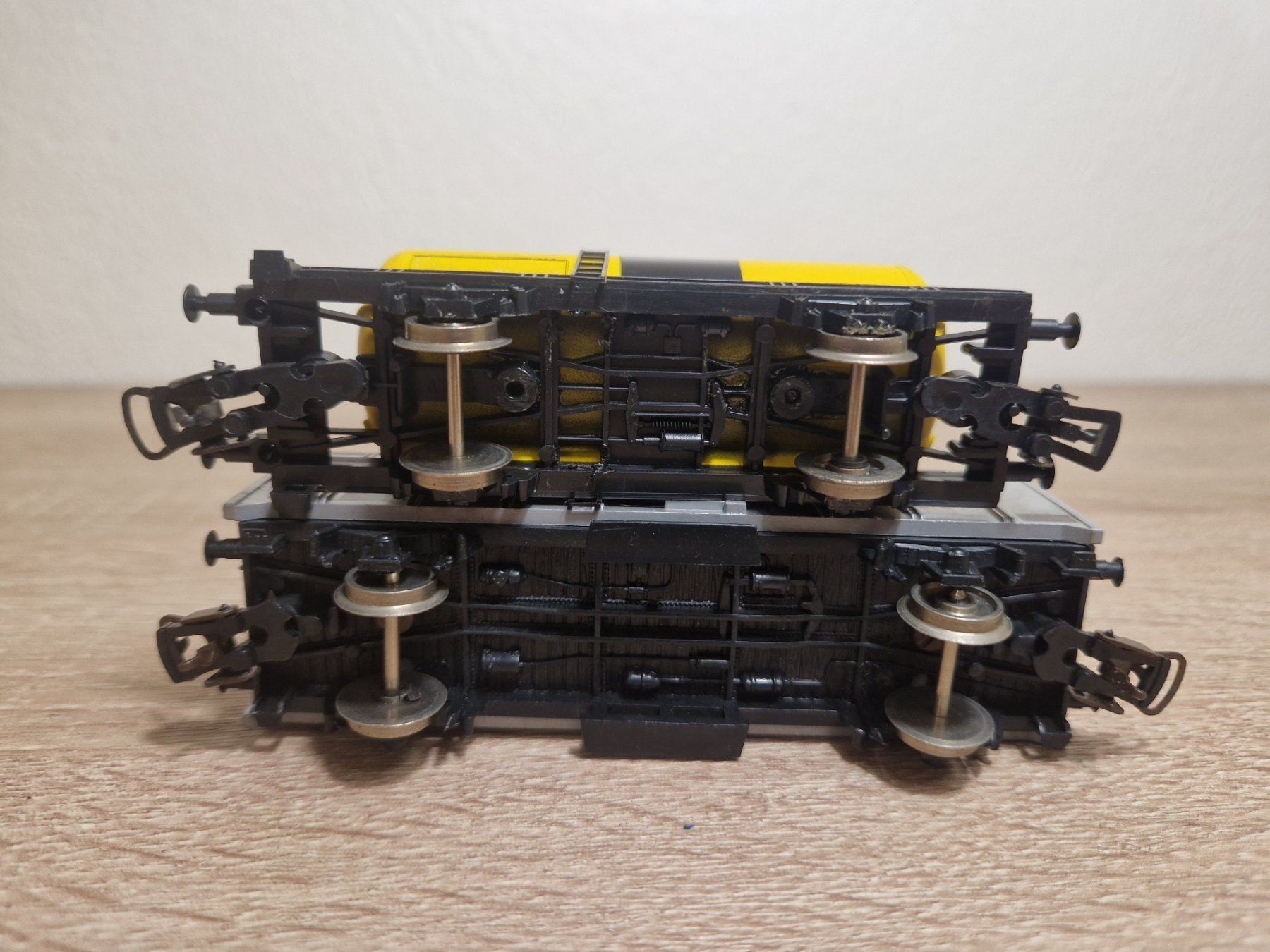 Lima Modelleisenbahnen: Lima 2 x Güterwagen Shell + Evian H0 (P) – Gebraucht aus St-Aubin-Sauges von Lo_Go 2