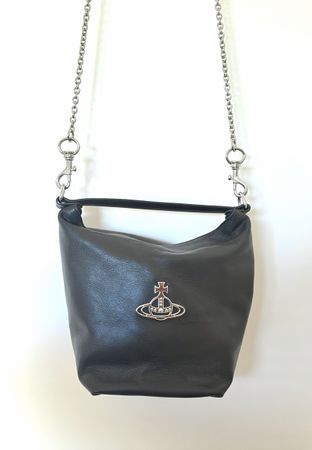 Sac Vivienne Westwood cuir noir bandoulière chaîne argentée 