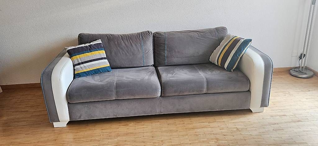 Divani: Zwei Sofas, ein Sessel, ein Fernsehständer, eine Standlampe – Usato da Enggistein venduto da onu_7c28 1
