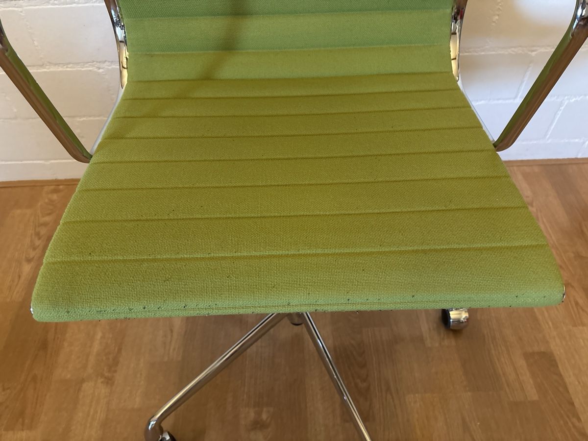 Vitra Sedie: Vitra Eames Alu Chair Hopsack Stoff grün – Usato da Basel venduto da magnummarine 3