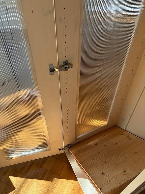 Armadi: Mobiler Schrank mit Plexiglas und Rollen – Usato da Zürich venduto da sulzberg 4