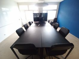 4 Büro-/Konferenztische mit 8 Stühle
