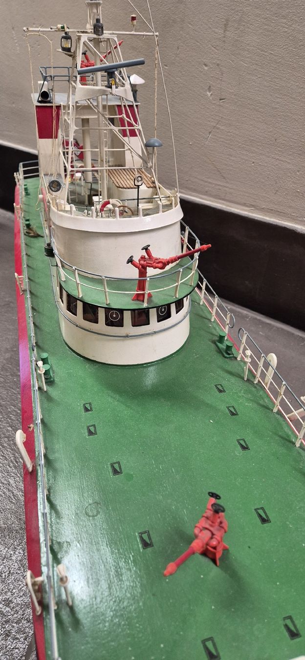 Modellismo RC: Modellboot Ferngesteuertes Feuerlöschschiff "Weser" – Difettoso da Gossau ZH venduto da Flylukas 2