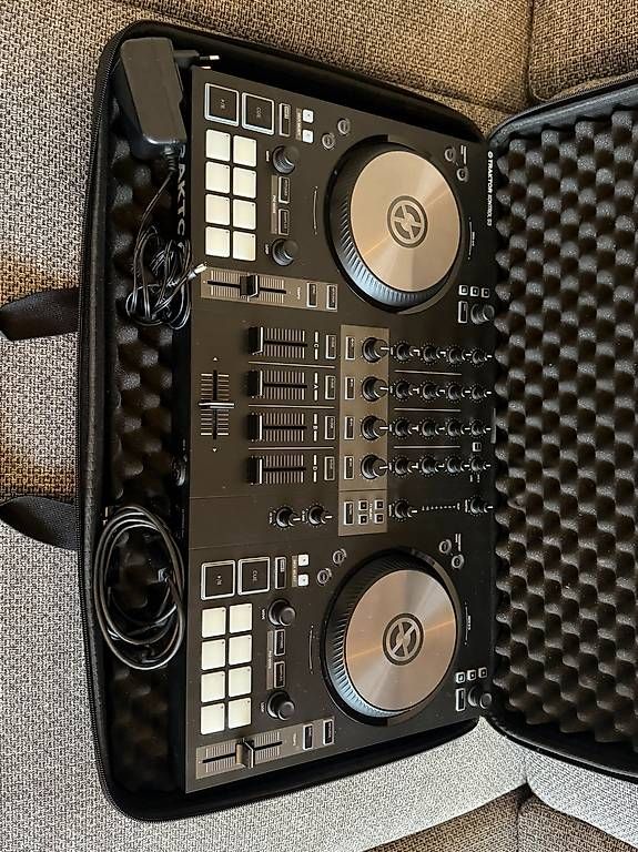Traktor Console di mixaggio: Native Instruments Traktor Kontrol S3 DJ-Controller + Case – Usato da Luzern venduto da MBseller