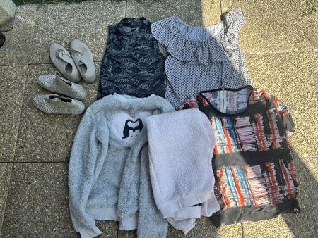 Lot d’habits et de chaussures femme 