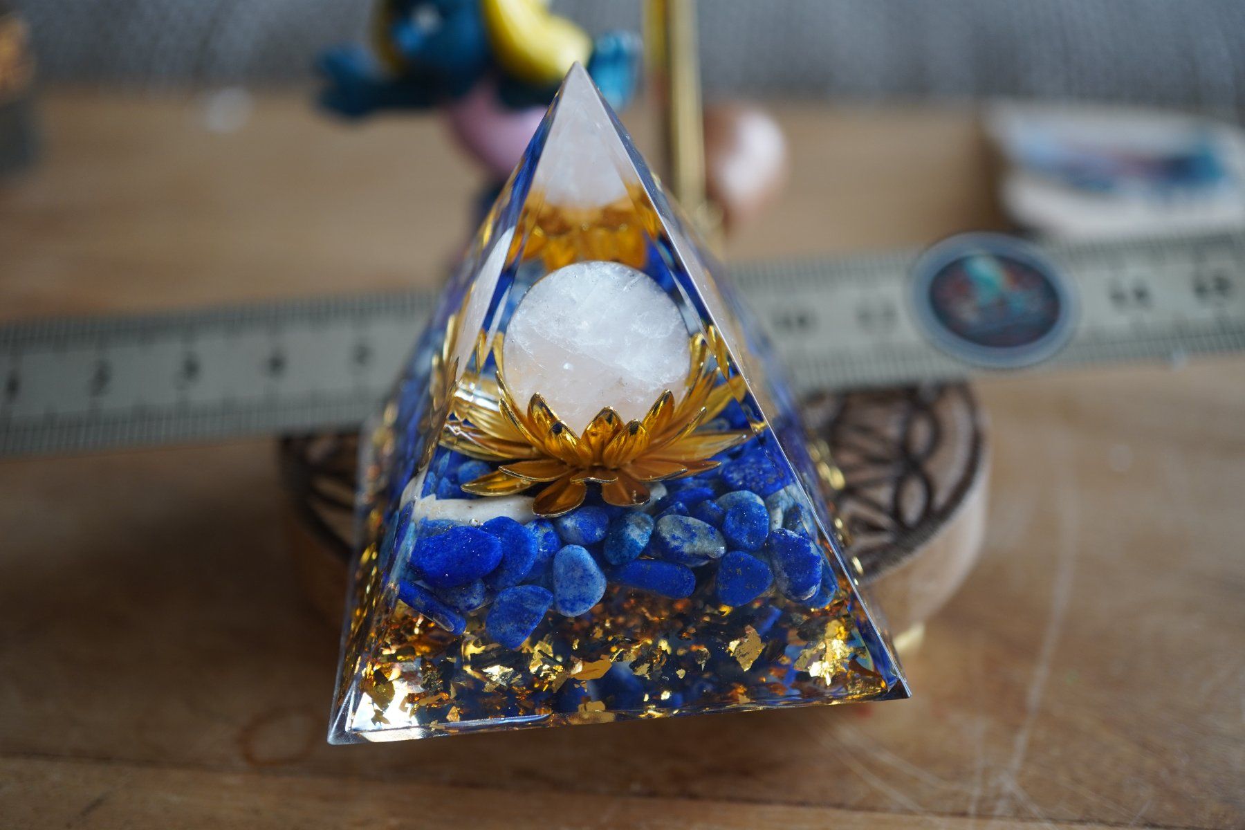 Mineralien & Heilsteine: Lapis Lazuli Kugel Quarz Orgonit -Pyramide – Neu und originalverpackt aus Eschenbach SG von topstone