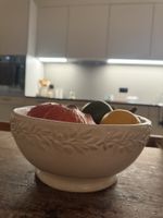 Keramikschale weiss mit Reliefdekor neuwertiger Zustand