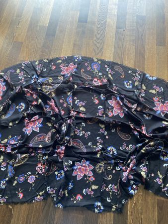 Jolie étole noire à motifs fleuris - Idéale automne!
