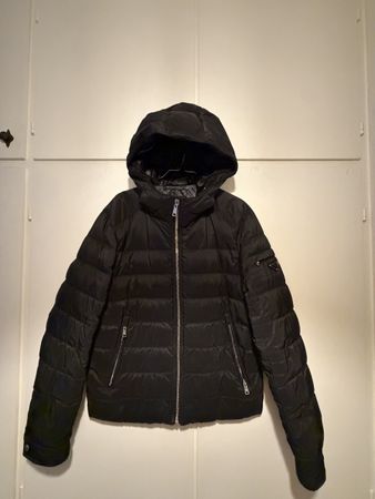 Piumino Prada con cappuccio, colore nero, taglia 48