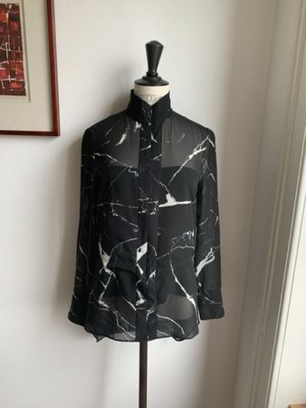 AKRIS: Exklusiv und sexy - schwarze Bluse in Marmor Optik 36