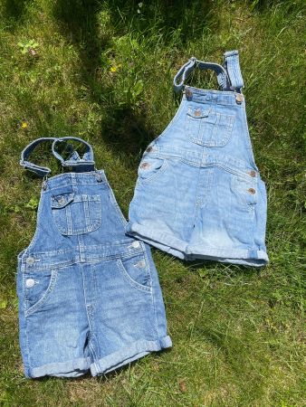 zwei kurze Jeans-Latzhosen Grösse 110 H&M