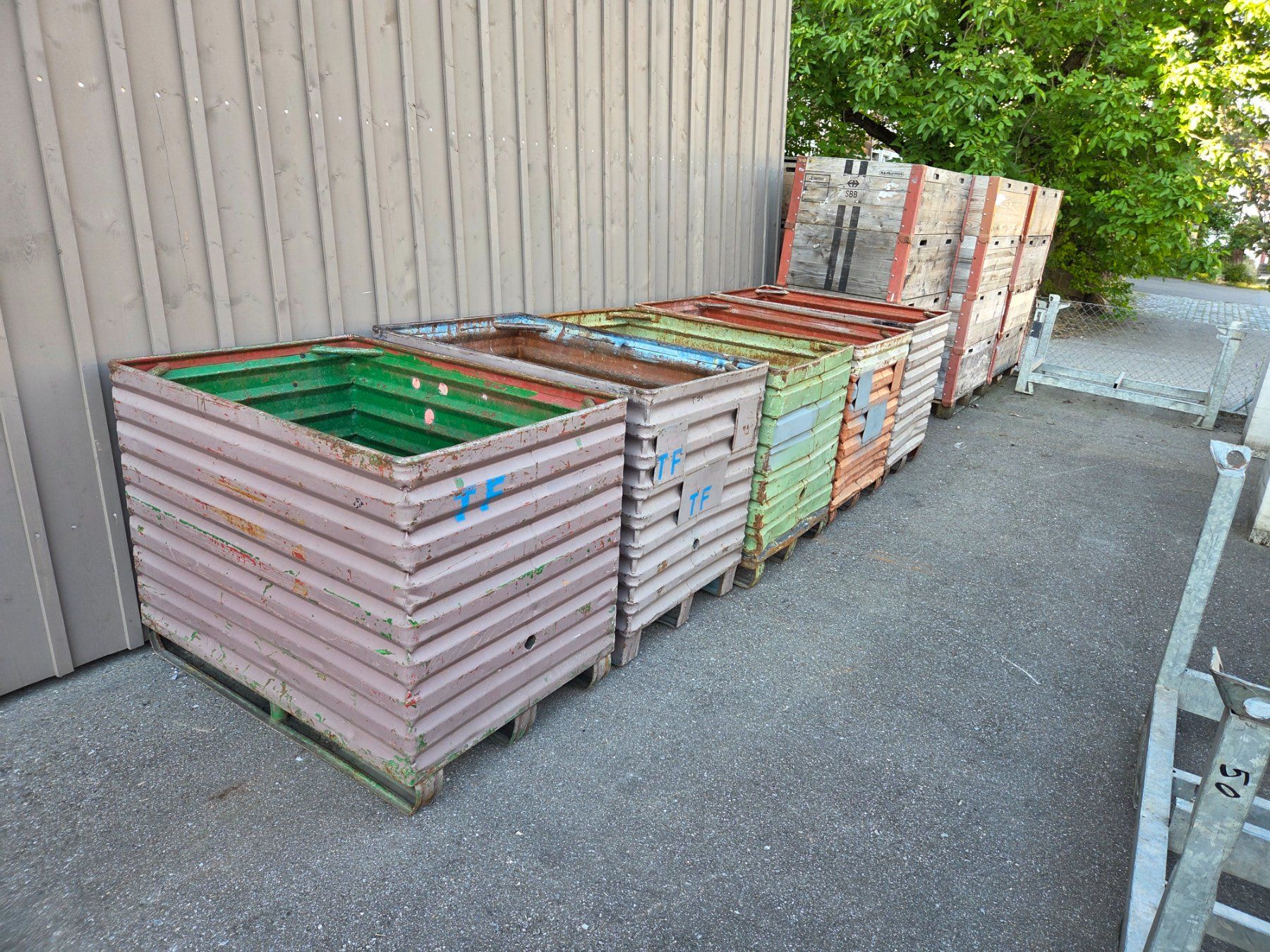 Contenitori edile: Materialboxen - Stahlmulden – Usato da Oberhasli venduto da General-Dealer
