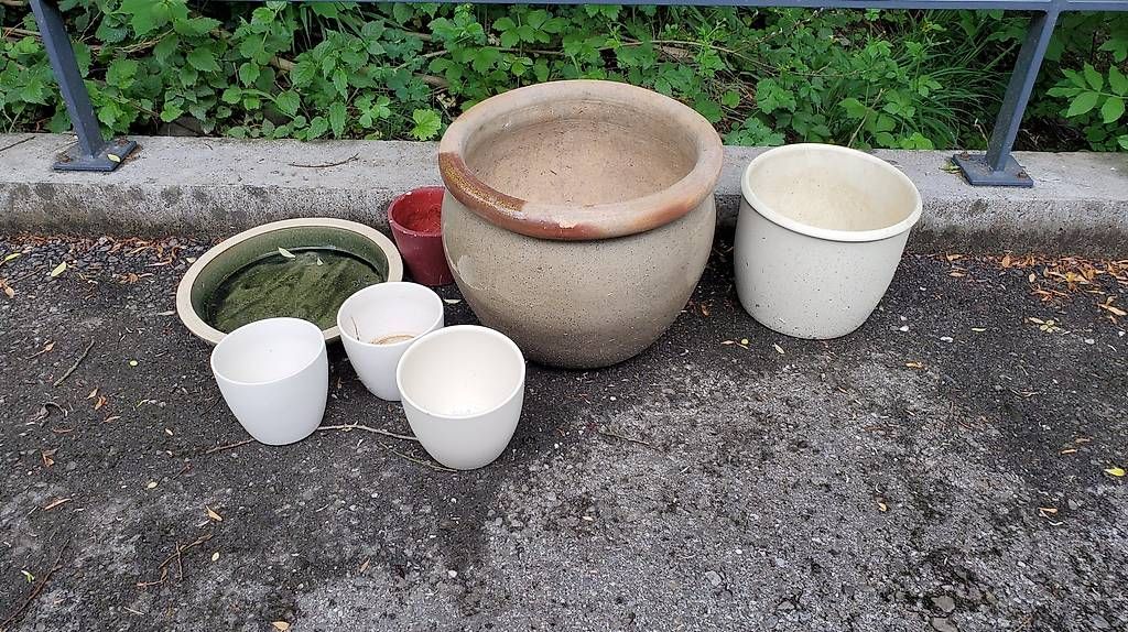 Vasi per fiori: Diverse Pflanzentöpfe Stein Ton – Usato da Küttigen venduto da rijo26