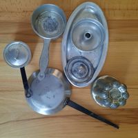 alte Kuechenutensilien, für die Kinderküche aus Metall, 