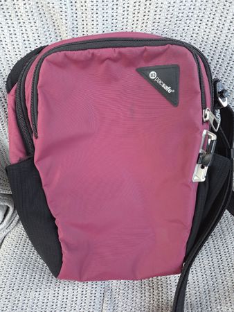 Pacsafe Vibe 200 Handtasche, Dunkelpink, diebstahlsicher