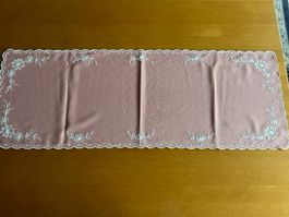 Vintage Tischläufer in Rosa mit Blumenstickerei, Top Zustand