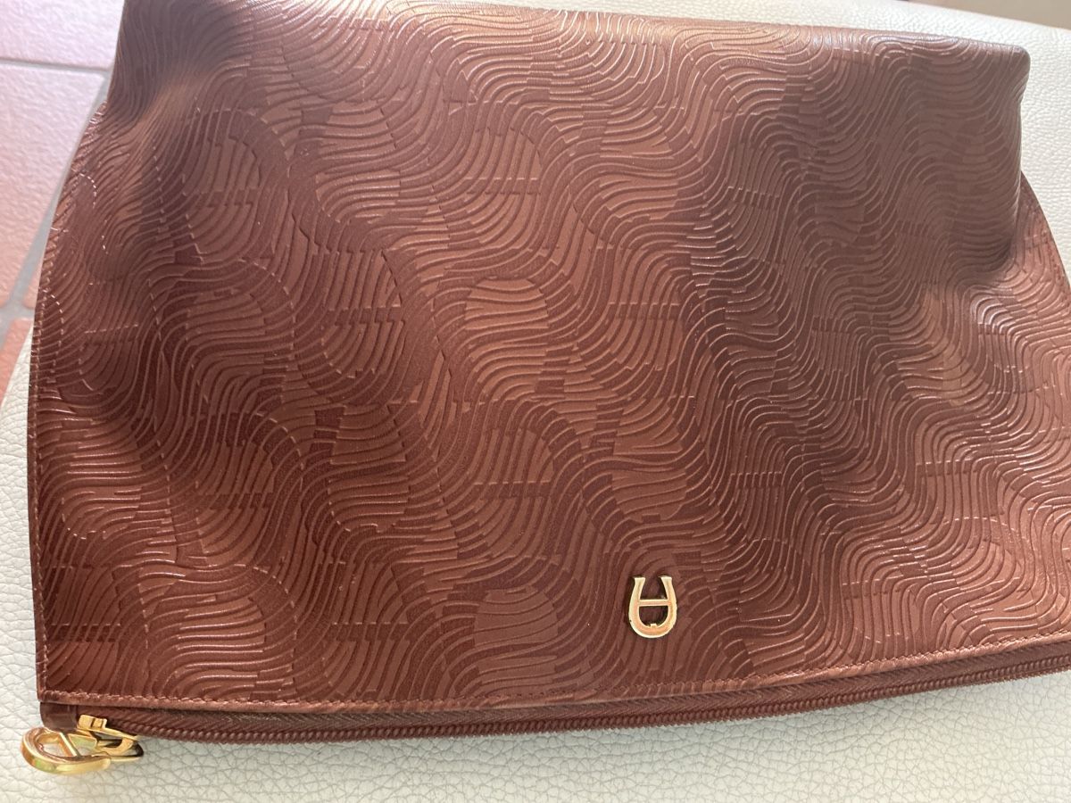 Aigner Custodie per cosmetici: Aigner clutch oder Necessaire  Monogramm – Usato da Wettingen venduto da Andres54 1