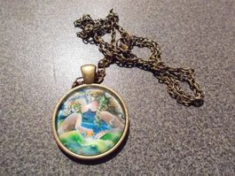 Kette mit Anhänger, Kinder die sich küss