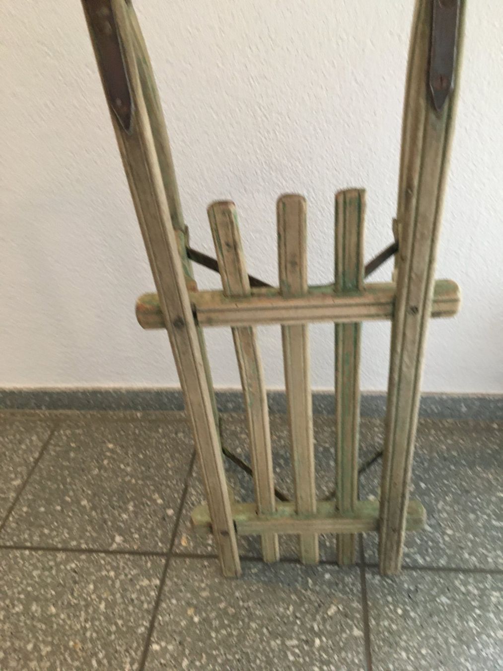 Slitta: Klassischer Holzschlitten  gebraucht antik – Usato da Binz venduto da Dsc1