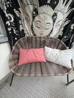 Gemütliches Balkonsofa mit Kissen