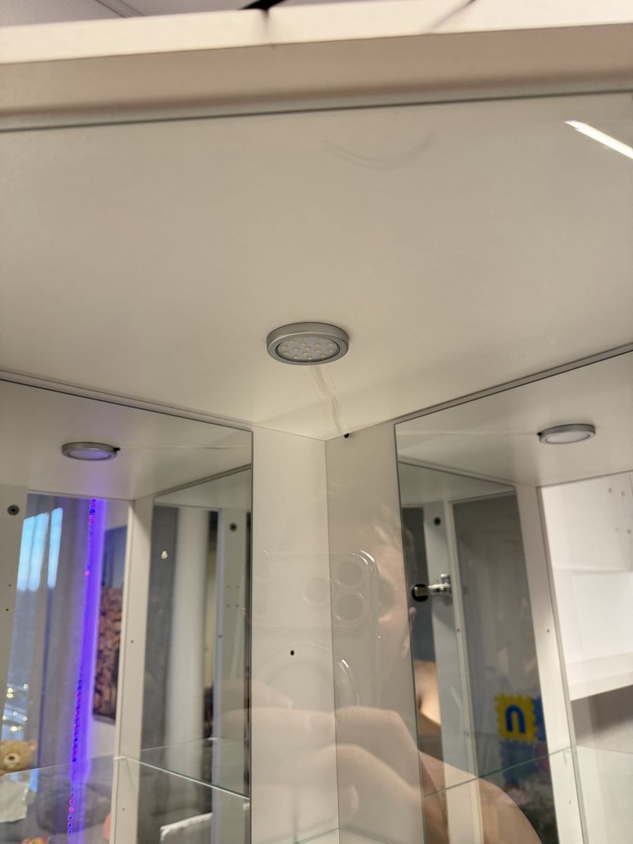 Vitrinen: Vitrine Eckig mit LED – Gebraucht aus Reiden von Crick 3