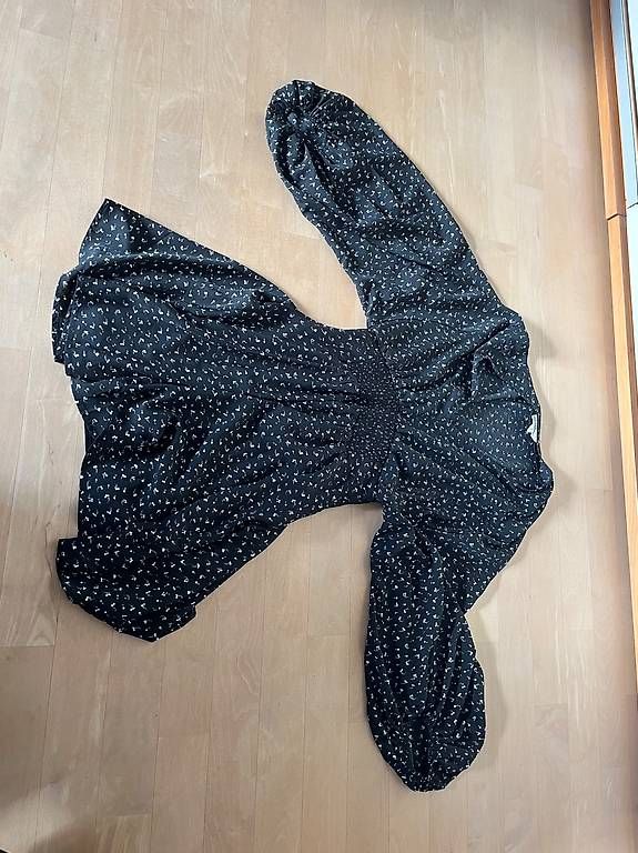 Vestiti: Schwarzes Blümchenkleid mit Puffärmeln – Usato da Luzern venduto da nad_2my8