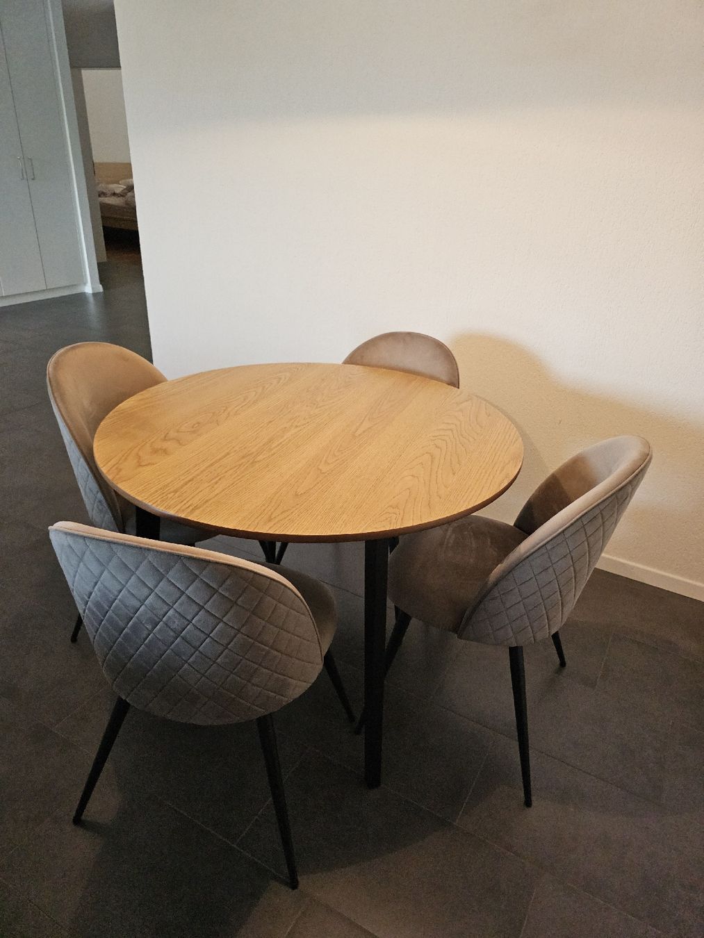 Jysk Set de table et chaises: Lot table + 4 chaises en velour gris JYSK  – D'occasion à Attalens par mar_rq8k