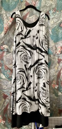 Kleid doppelt schwarz weiss Grösse 40 - 42 Blumenmuster 
