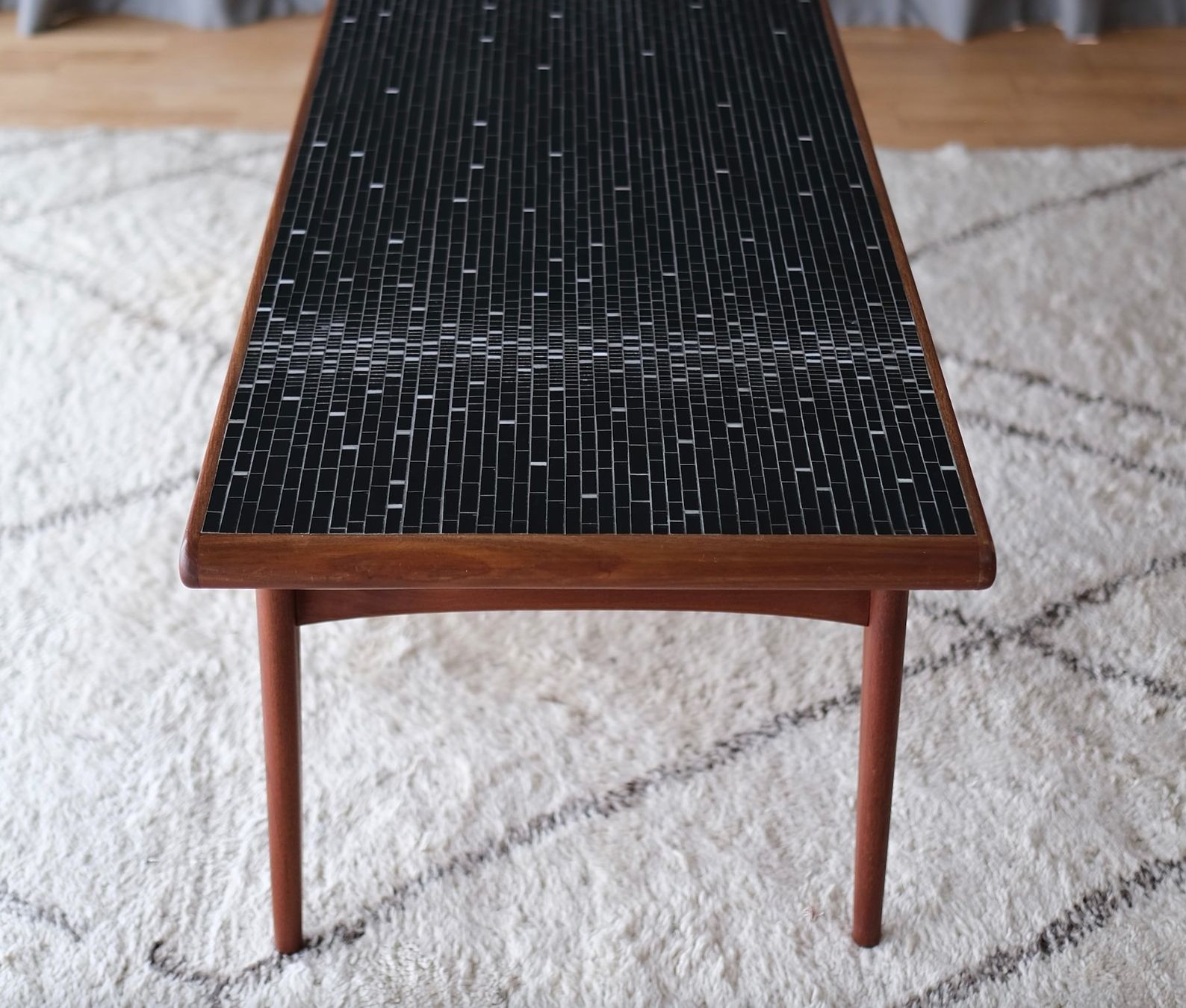 Tavoli: Large teak "smile" coffee table, Denmark 1960,s – Usato da Bern venduto da Zmodern_VIN 9