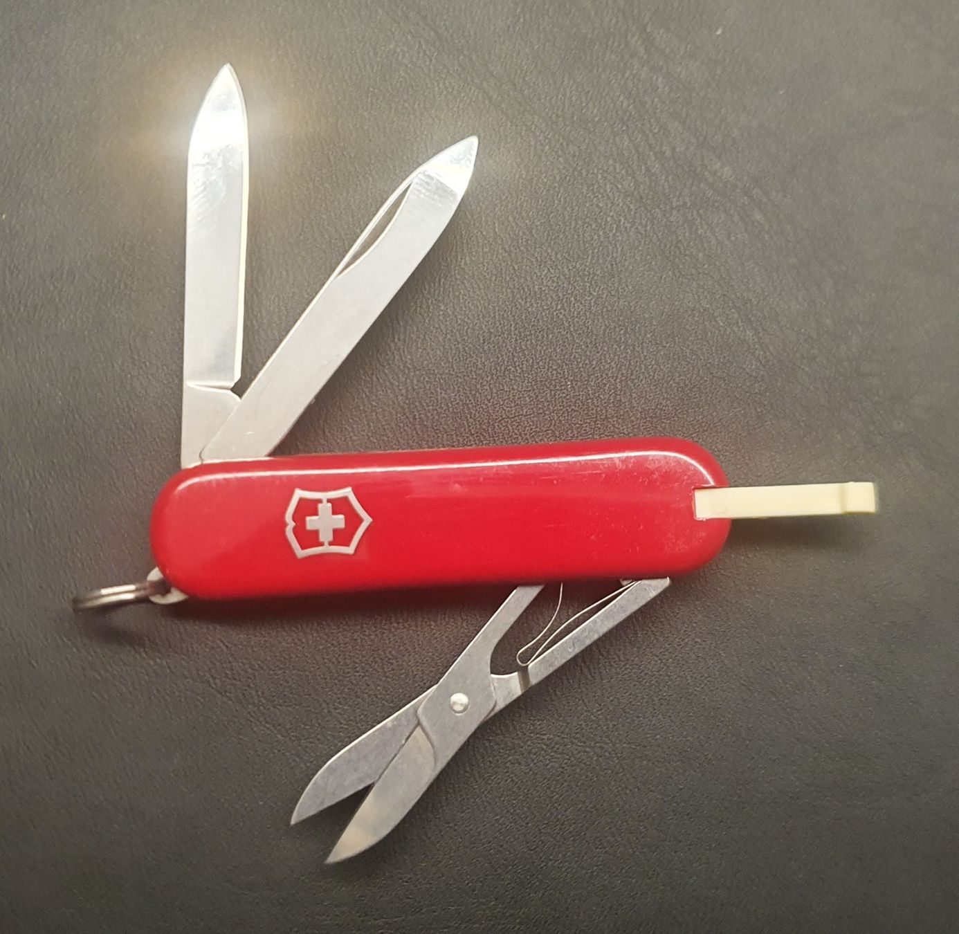 Victorinox Coltelli tascabile: 3 kleine Victorinox Taschenmesser mit Logo – Usato da Härkingen venduto da MarianneSi 3