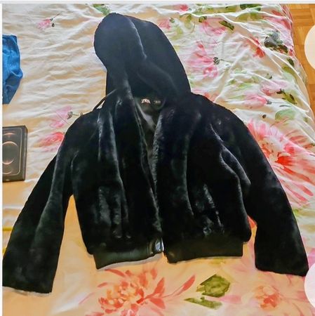 Veste Zara effet  fausse fourrure noire, taille M état neuve