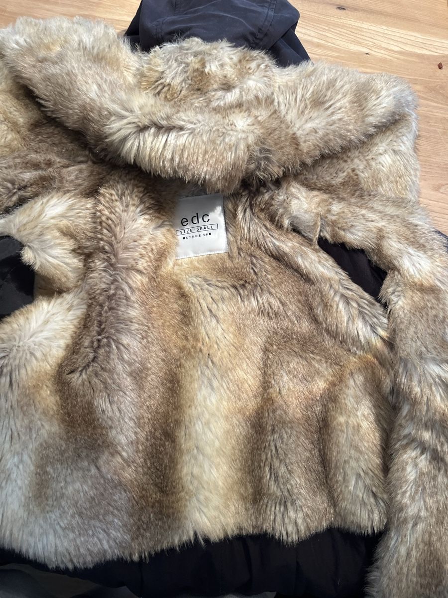 Jacken: Winterjacke mit Fell small – Gebraucht aus Küsnacht ZH von ya___ra 5