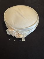 Vintage Hütchen/Pillbox Hut creme mit Perlen und Blumen