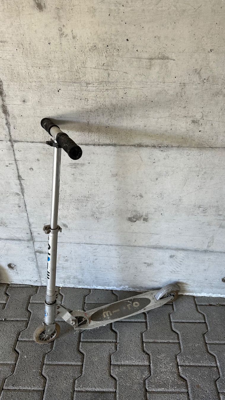 Micro Kickboard: Tretroller Micro Metallic silber gebraucht – D'occasion à Pfäffikon ZH par narteq 1