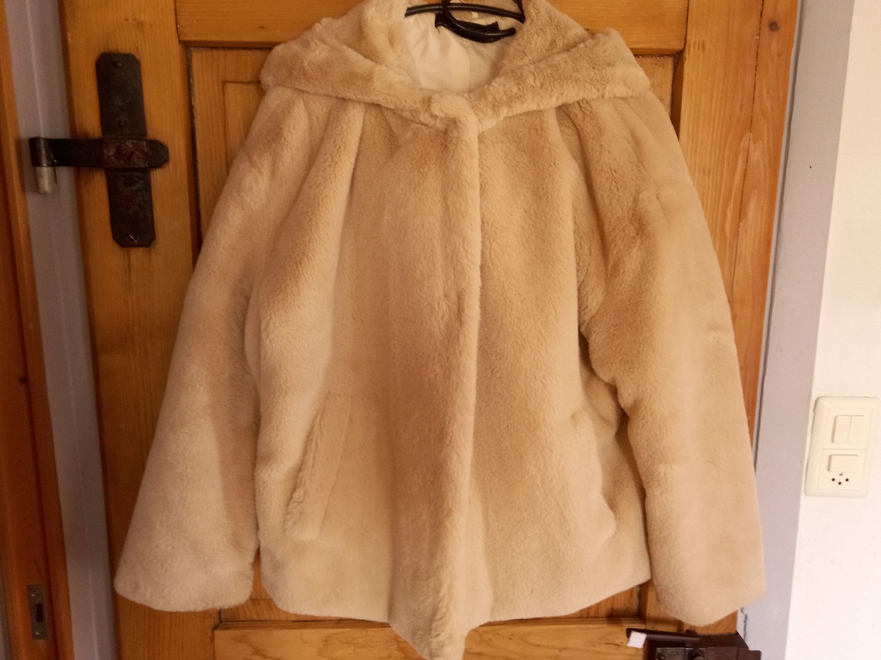 Zara Giacche: Kuschelige Damen Jacke, Fellimitat, Beige – Usato da Staad SG venduto da jla_78qj