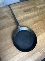 Schmiedeeiserne Pfanne mit Rautenmuster, outdoor