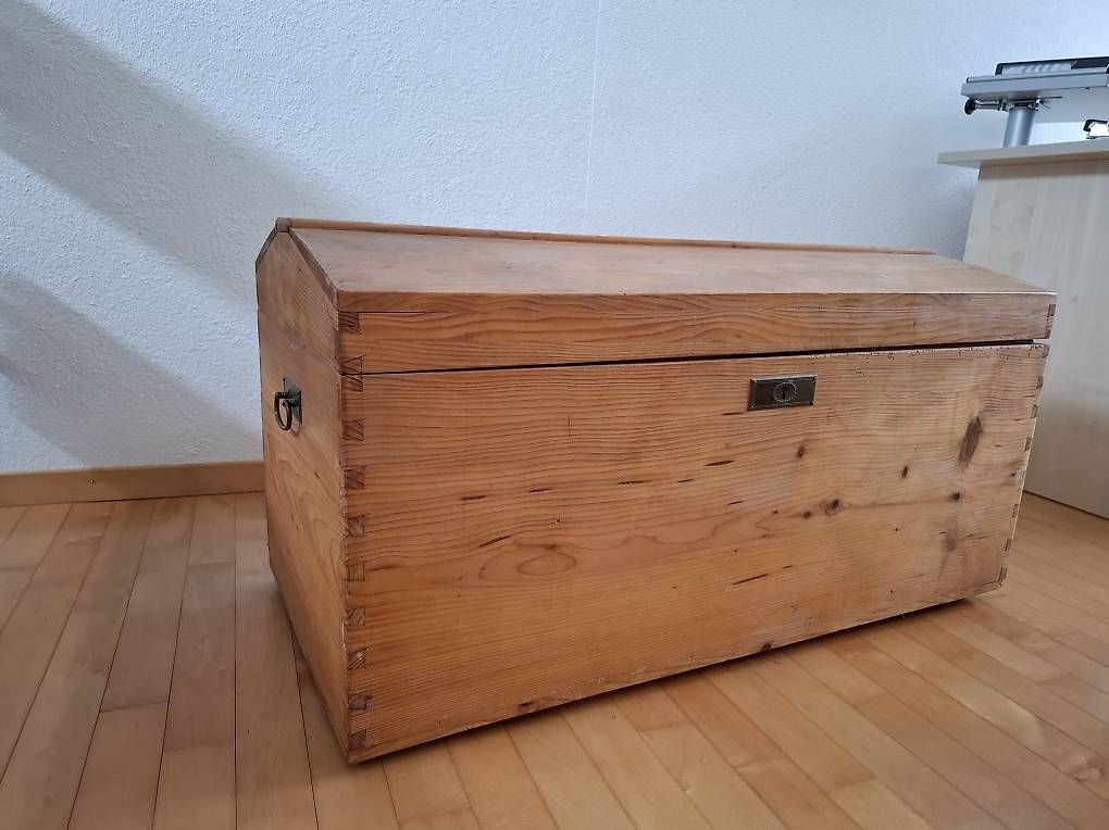 Cassapanche: Schöne massive Holztruhe – Usato da Schmerikon venduto da tiffanyvillagran 1