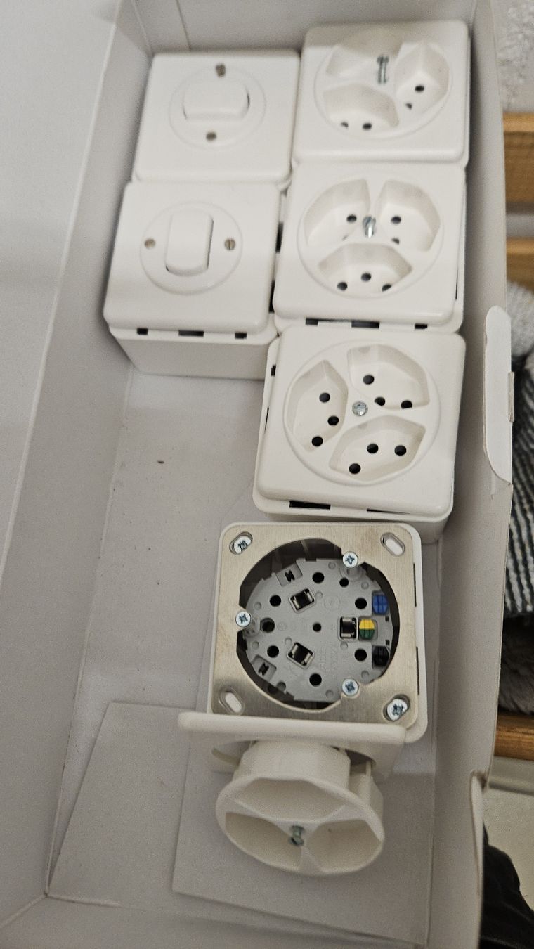 ABB Spine: 4xABB Classic AP Steckdose 3xT13, ws,  2x ABB Lichtschalter – Nuovo e nell'imballaggio originale da Binningen venduto da Valentina.23 1