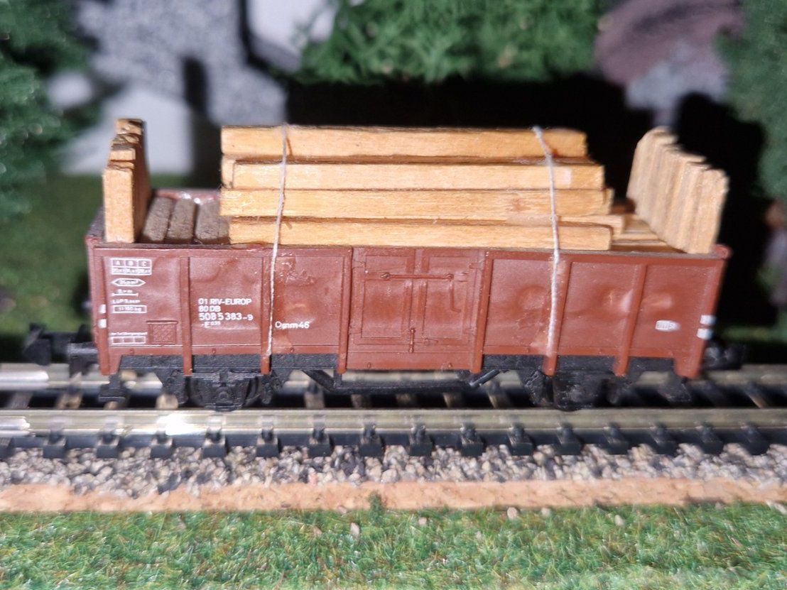 Trix Modellini di ferrovie: Minitrix Güterwaggon beladen mit Holz Spur N – Usato da Unterengstringen venduto da Kab81 1