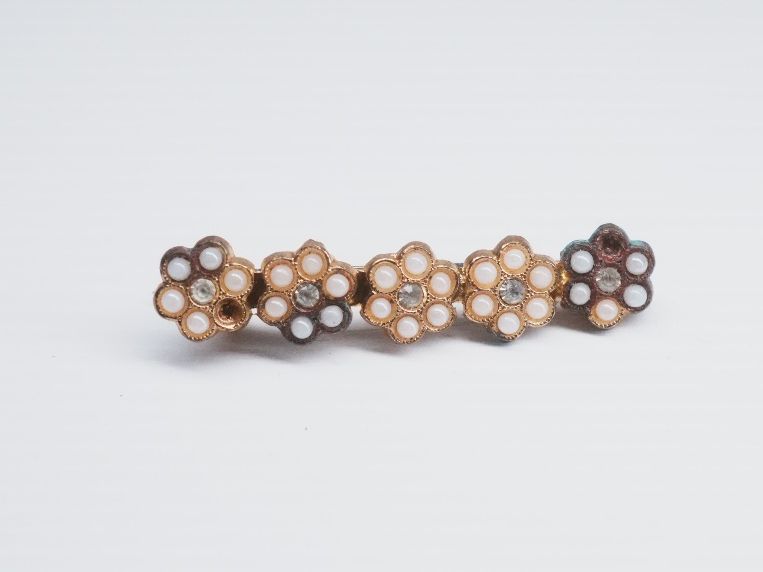 Gablonzer Spille & Fermagli: 9 antike Stabbroschen Strass Perlen Konvolut Brosche ca. 4-5 – Usato da Volketswil venduto da HeredisAntiques 9