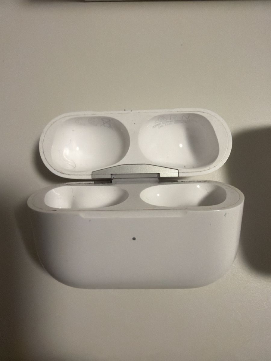 Apple Cuffie: AirPod Pro 2nd Gen (only case, lightening) – Usato da Bern venduto da dem_7d5z 2