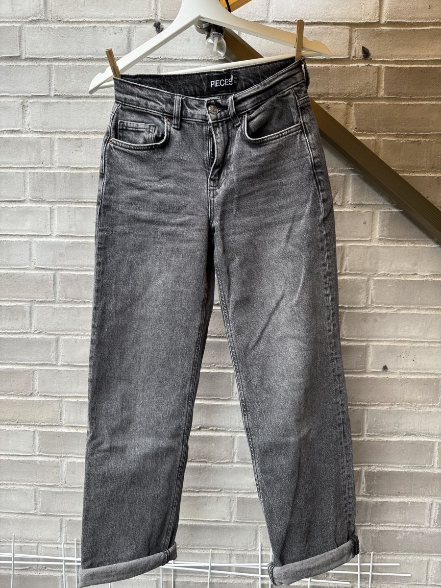 Pieces Jeans: Jeans Pieces grau – Gebraucht aus Münchenbuchsee von nae_slq8