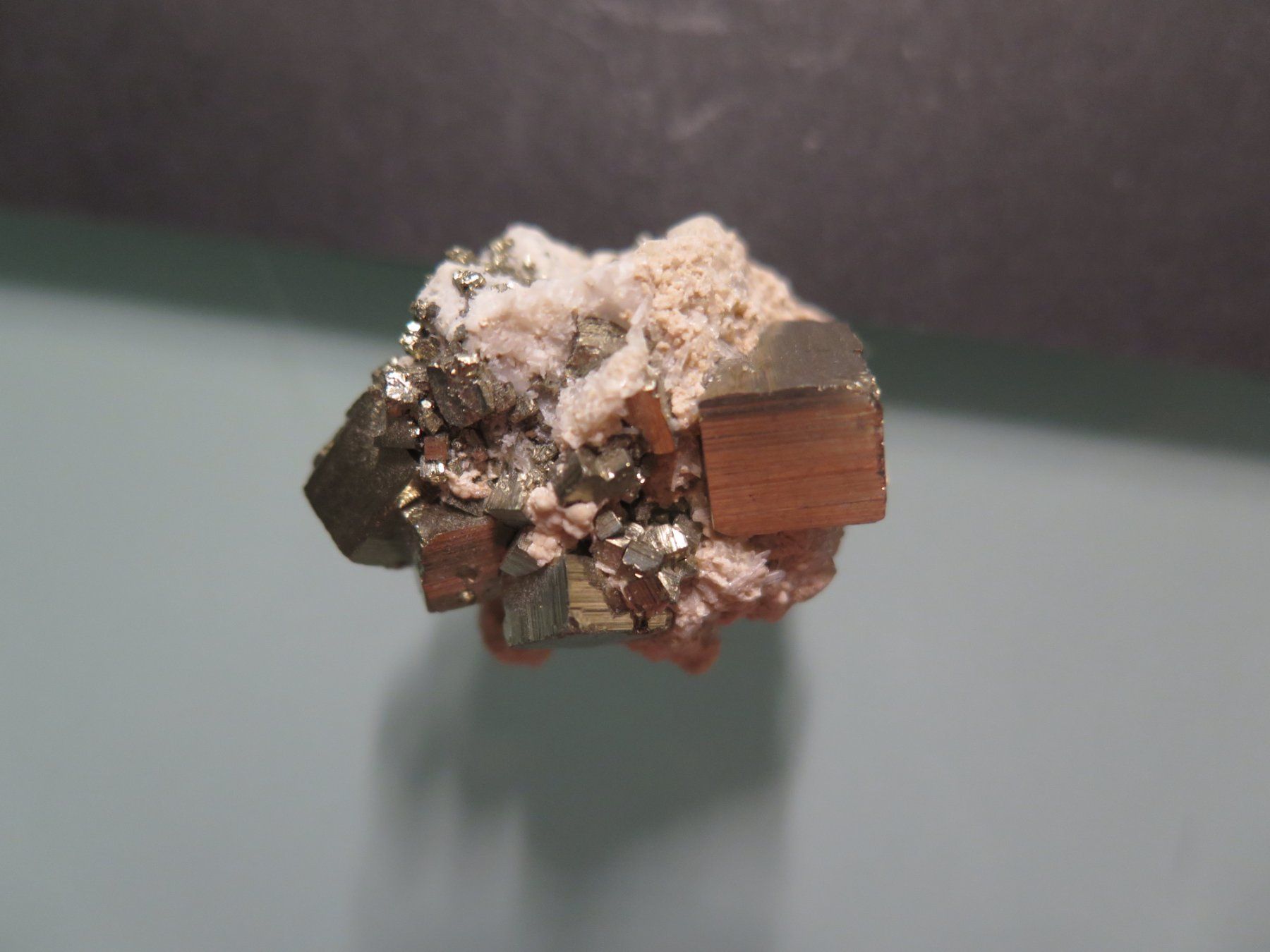 Minerali & Pietre curative: 2 x Pyrit von Peru Hochglänzend, einmal mit Manganocalcit – Usato da Schaffhausen venduto da Yamakana51L8736OQ8 2