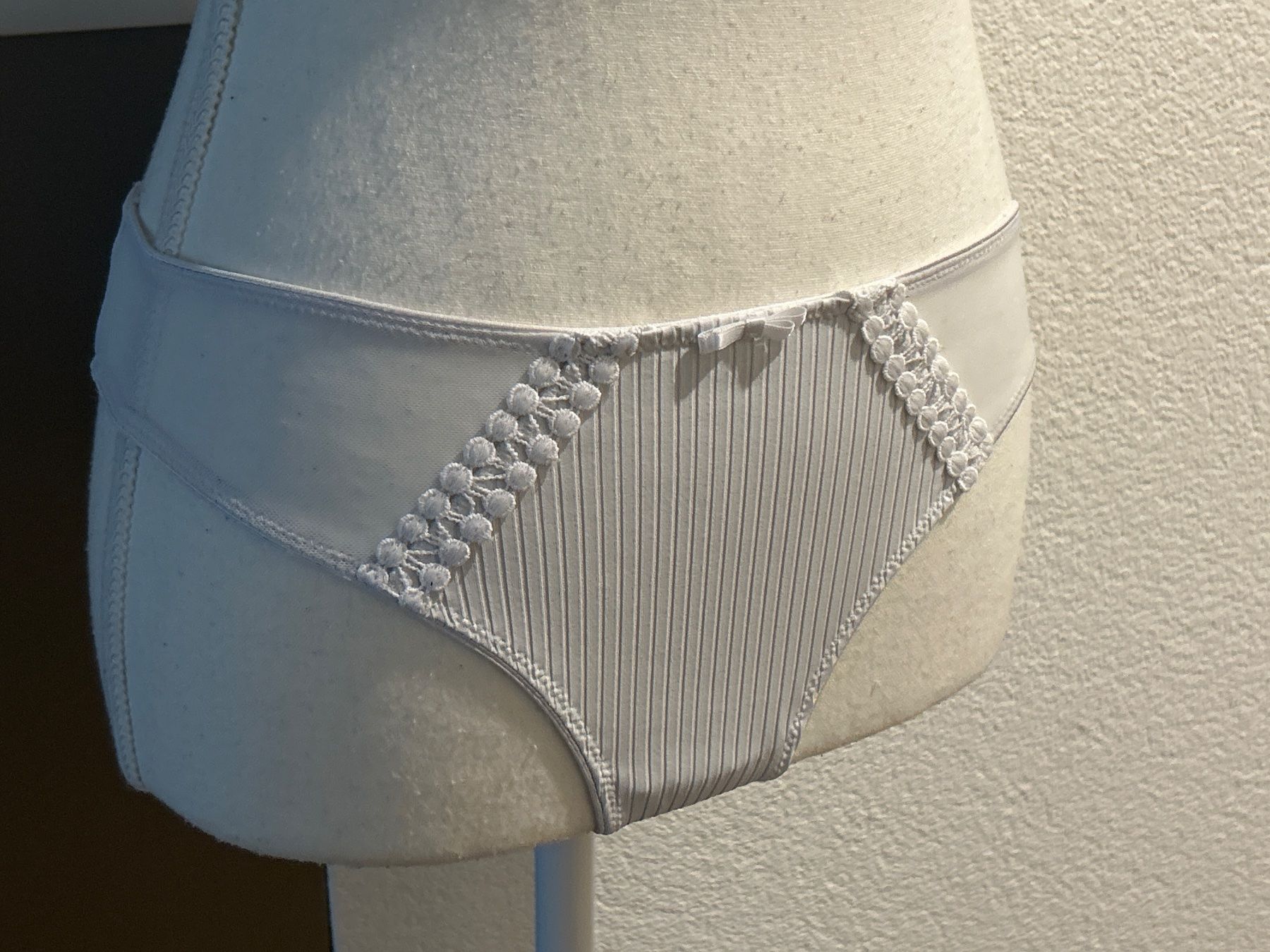 Autres dessous: Damen Slip weiss mit Spitzen – D'occasion à Brunnen par Nala2929 1