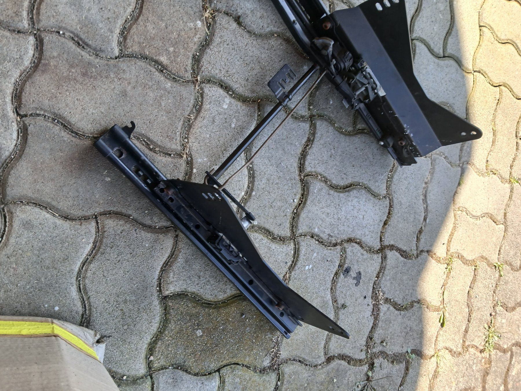 BMW Tutti pezzi di ricambio auto: Sitzkonsolen BMW E82 – Usato da Epauvillers venduto da Cello1966 2